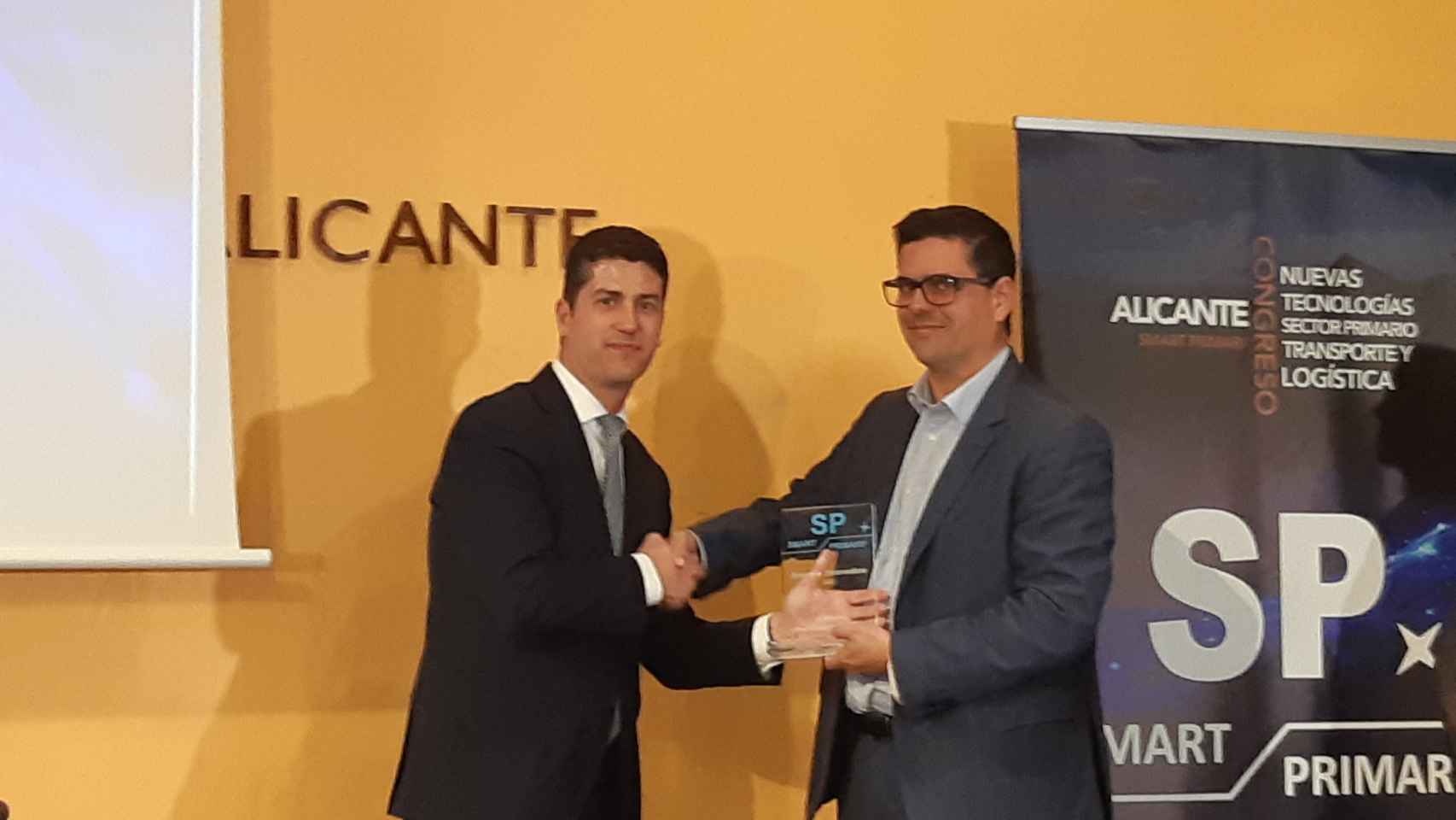 Aguas de Alicante recibe el premio 'Empresa Transformadora' en el Congreso Smart Primary.