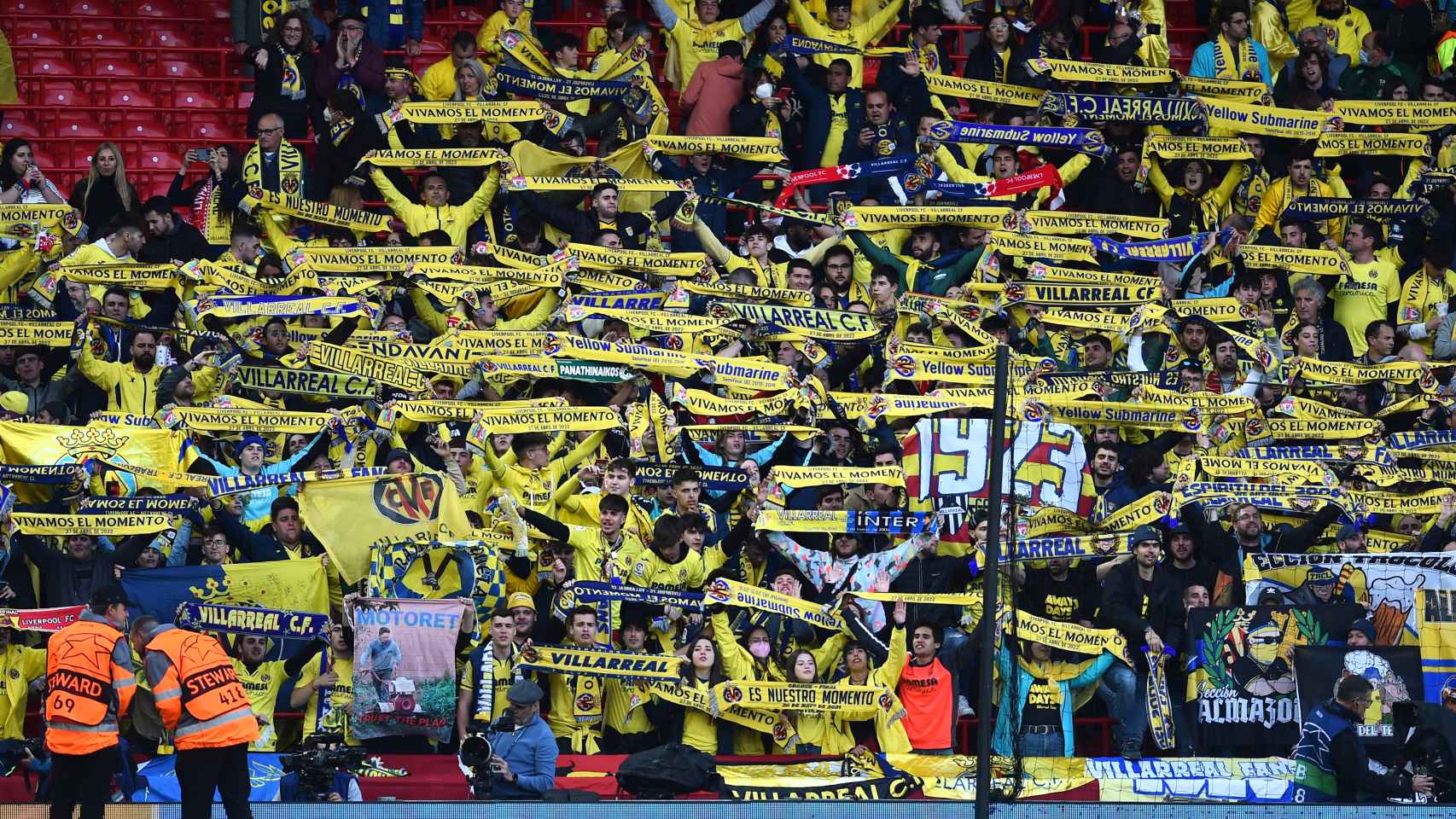 Los aficionados del Villarreal, en la grada de Anfield.