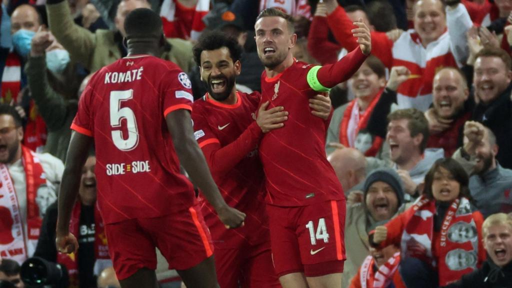 Ibrahima Konaté, Mohamed Salah y Jordan Henderson celebran el gol