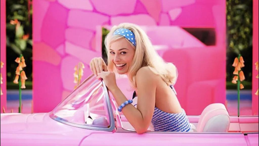 Primera imagen de Margot Robbie como Barbie, la popular muñeca de Mattel, que da el salto al cine..