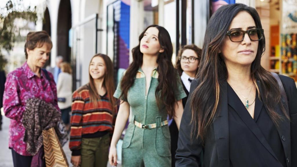 Fotograma de 'Better Things' con Pamela Adlon, creadora y protagonista de la serie de HBO Max.