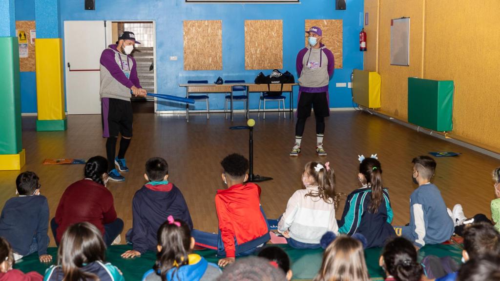 Los jugadores muestran a los escolares cómo se juega