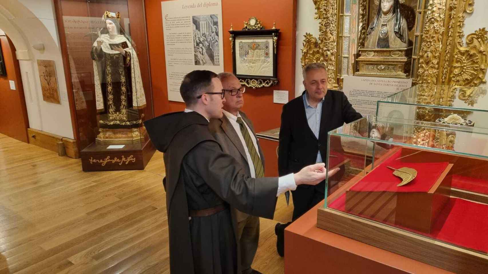 El consejero de Cultura y Turismo, Gonzalo Santonja, visita la exposición Santa Teresa de Alba de Tormes