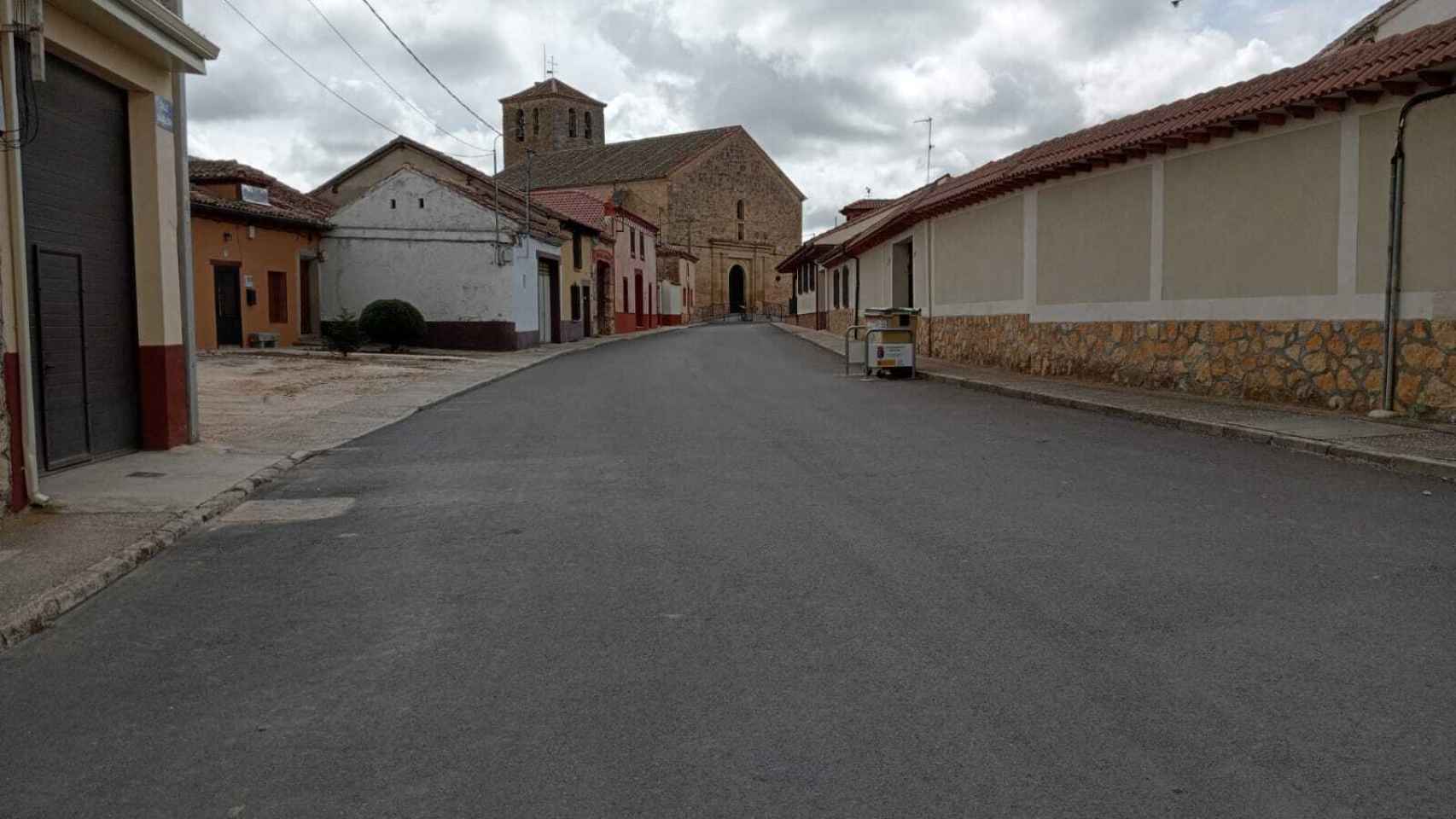 Calle principal del municipio de Garcillán
