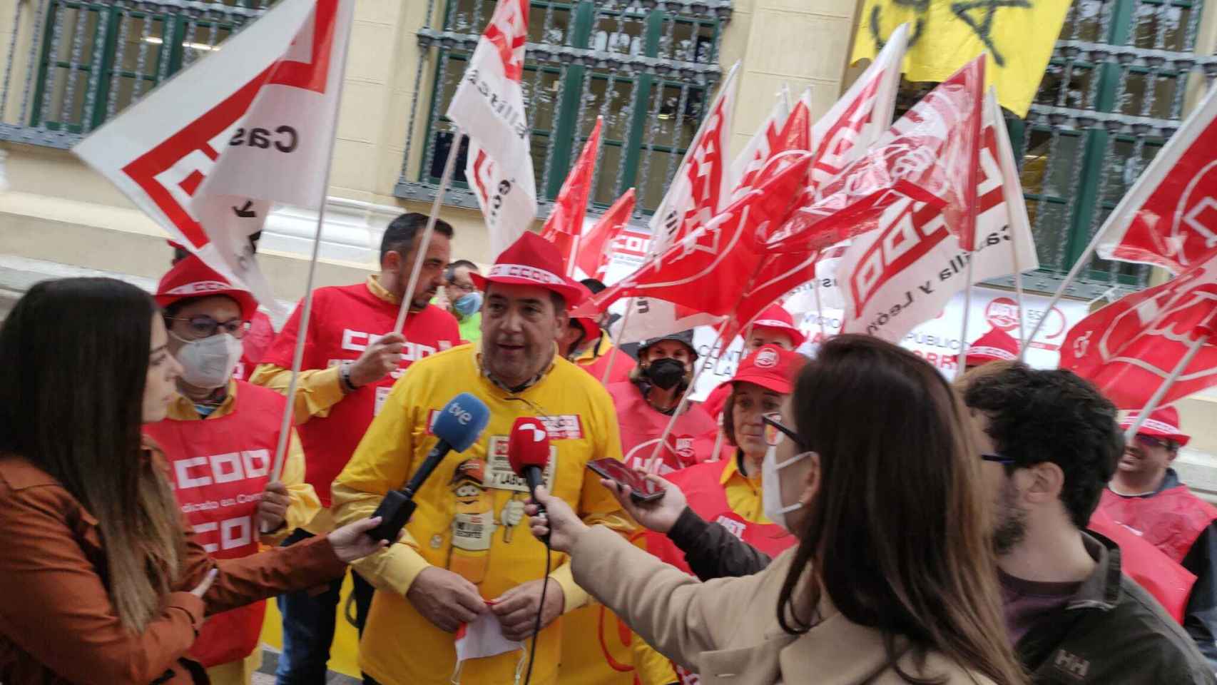 Delegados sindicales de CCOO y UGT se encierran en la oficina de Correos principal de Valladolid.