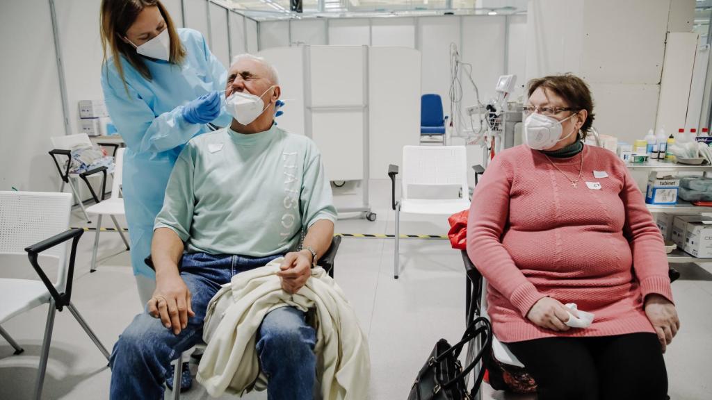 Una sanitaria realiza una PCR en Hospital Isabel Zendal de Madrid.