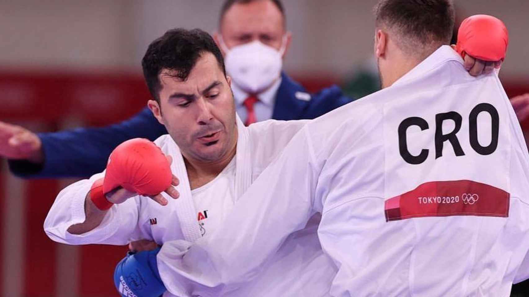 Sajjad Ganjzadeh compitiendo contra el karateca croata en los JJOO de Tokio 2020