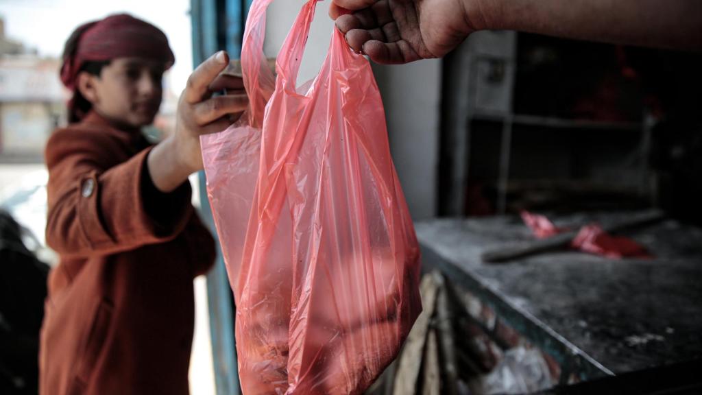 Un niño comprando pan en Yemen, país en el que la guerra en Ucrania ha empeorado la crisis alimentaria