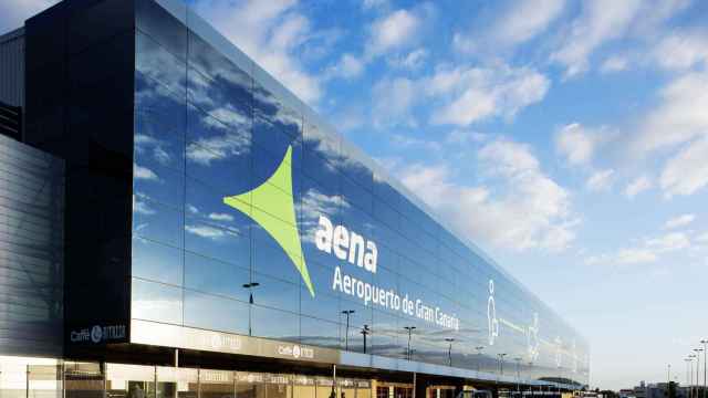 Aeropuerto de Gran Canaria con el logo actual de Aena.