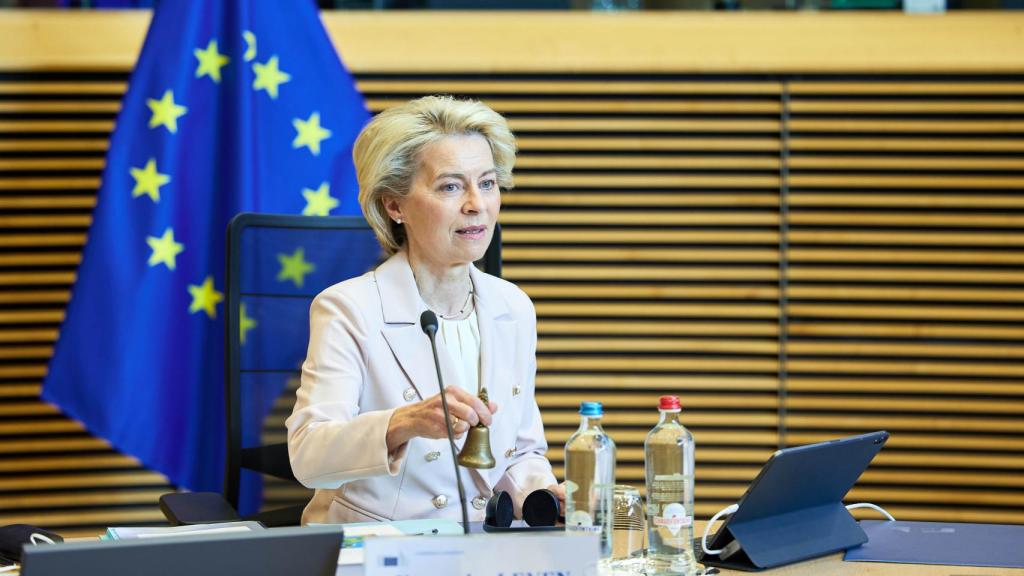 La presidenta Ursula von der Leyen usa la campana para dar inicio a la reunión de la Comisión de este miércoles