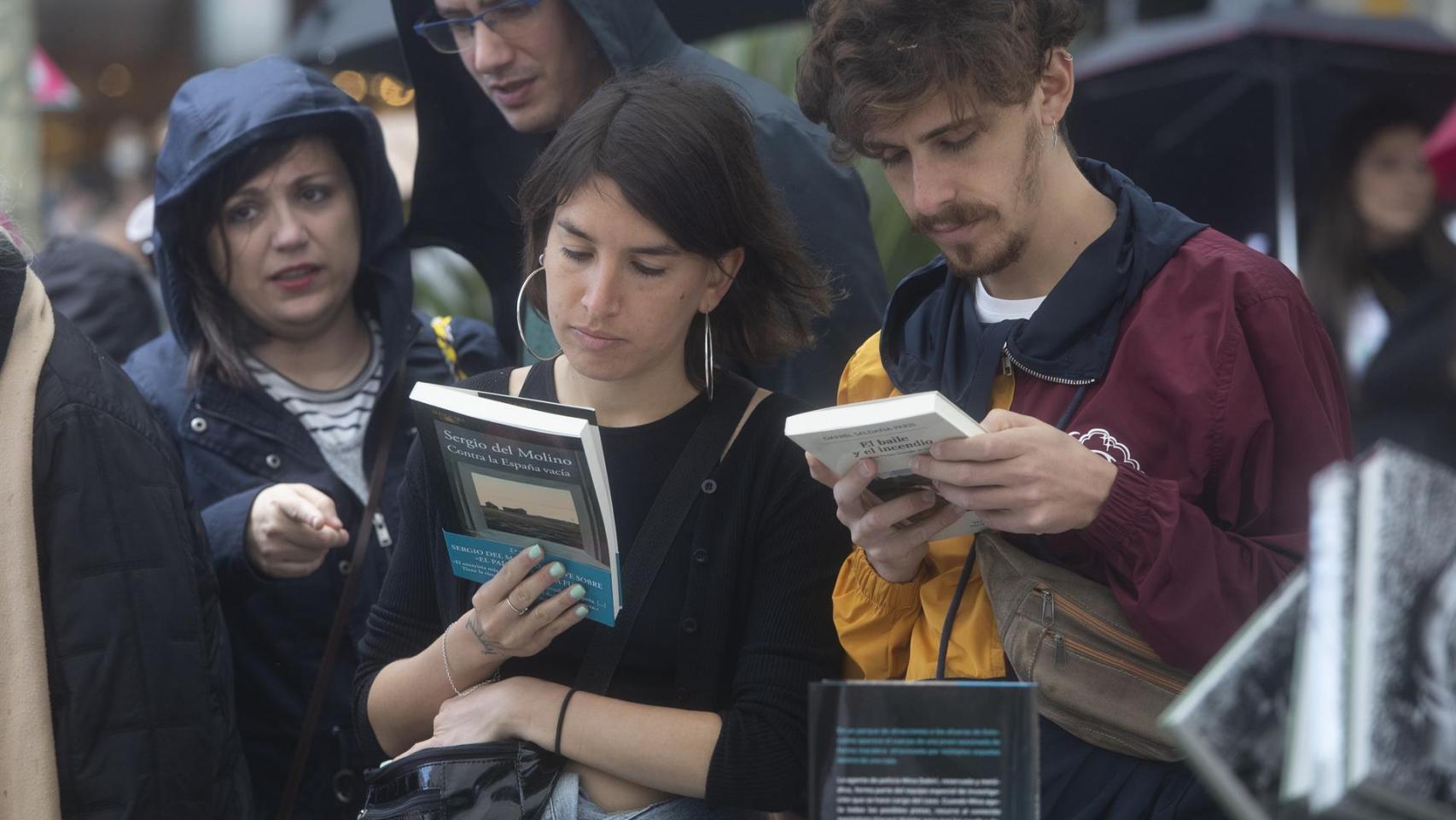 Una mujer y un hombre en el día de Sant Jordi en Barcelona.