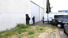Varios agentes en un edificio el día en que han llevado a cabo un nuevo operativo contra el narcotráfico, a 26 de abril de 2022, en la provincia de Pontevedra.