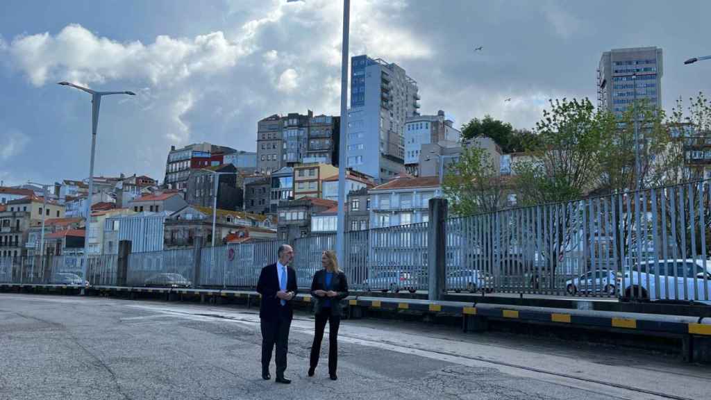 Jesús Vázquez Almuiña y Marta Fernández-Tapias en la zona portuaria del Berbés.