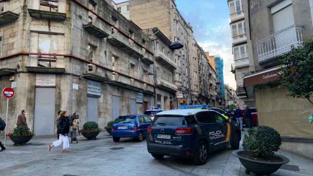 La Policía Nacional frente a la casa okupada en la calle Progreso.