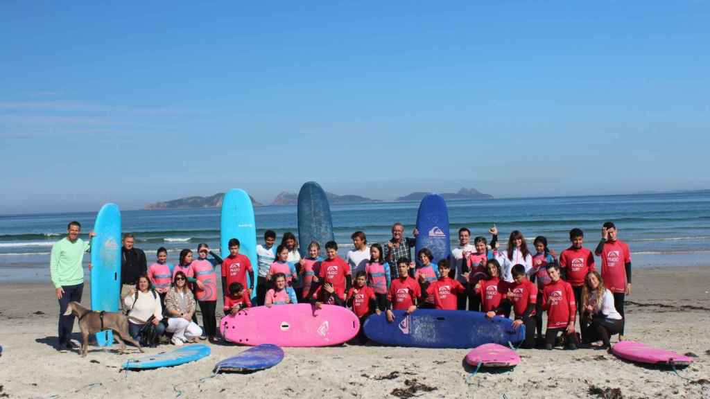 Nigrán (Pontevedra) retoma los bautismos de surf gratuitos