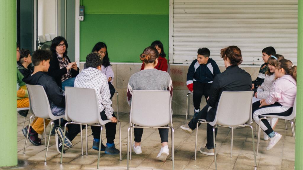 Mayte Celeiro trabajando con niños del programa CaixaProinfancia.