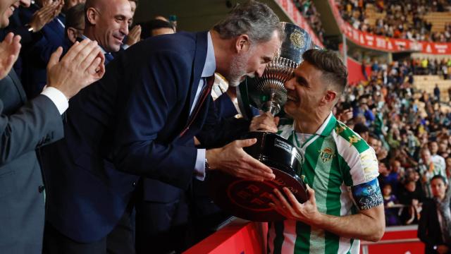 El rey Felipe VI y Joaquín Sánchez, tras la final de la Copa del Rey