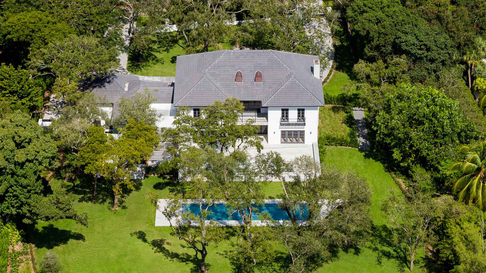 La mansión se ubica en una zona muy privada en mitad de la naturaleza de Miami.