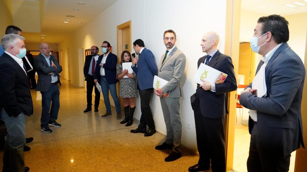 Momento previo a la reunión de la Junta de Portavoces de las Cortes, con Igea al fondo