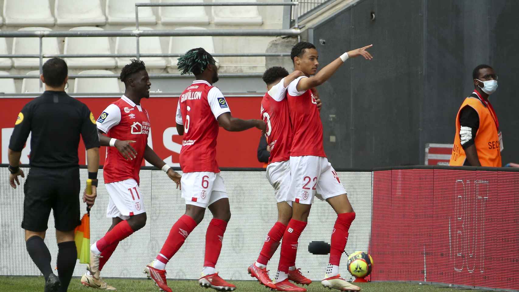 Hugo Ekitike celebra un gol durante un partido del Stade Reims.