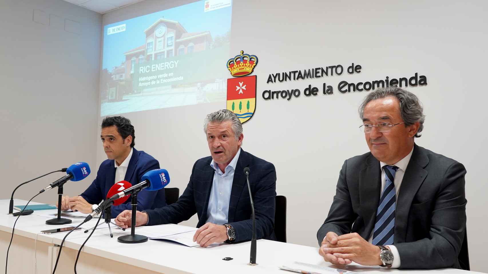 El alcalde de Arroyo, Sarbelio Fernández , en el centro de la imagen, junto al director de RIC, Rubén Rodríguez (i) Energy,