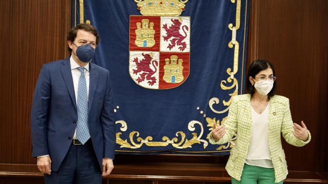 El presidente de la Junta de Castilla y León, Alfonso Fernández Mañueco, en una reunión con la ministra de Sanidad, Carolina Darias