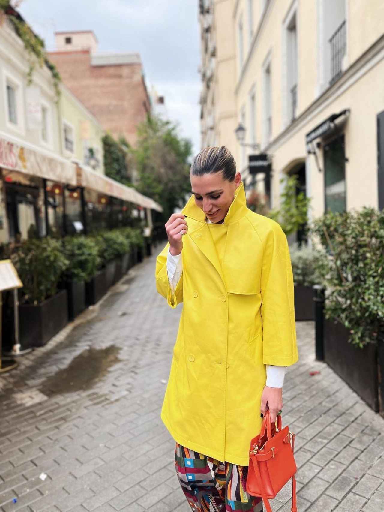 Eugenia Osborne hace frente al frío y la lluvia madrileña con un llamativo 'look' repleto de color.