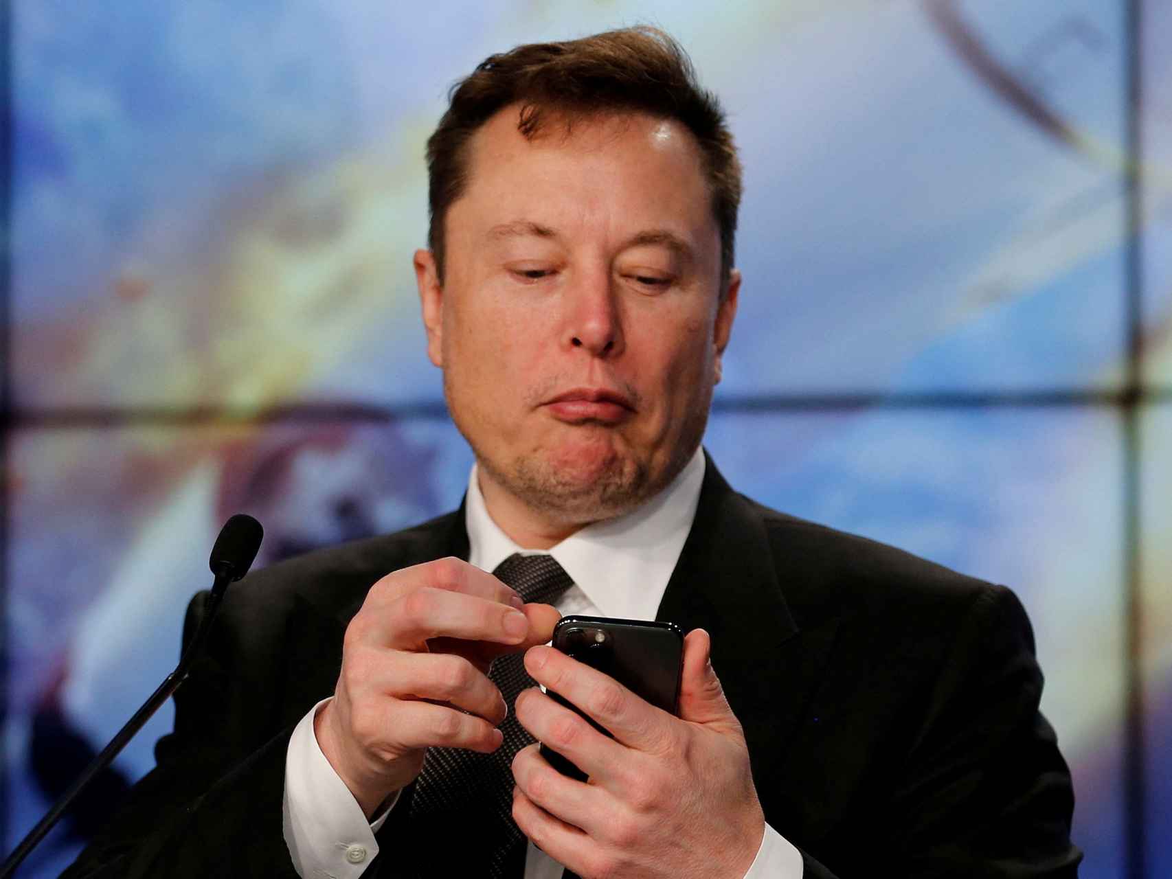 Elon Musk , al tanto de su teléfono en una rueda de prensa de SpaceX.