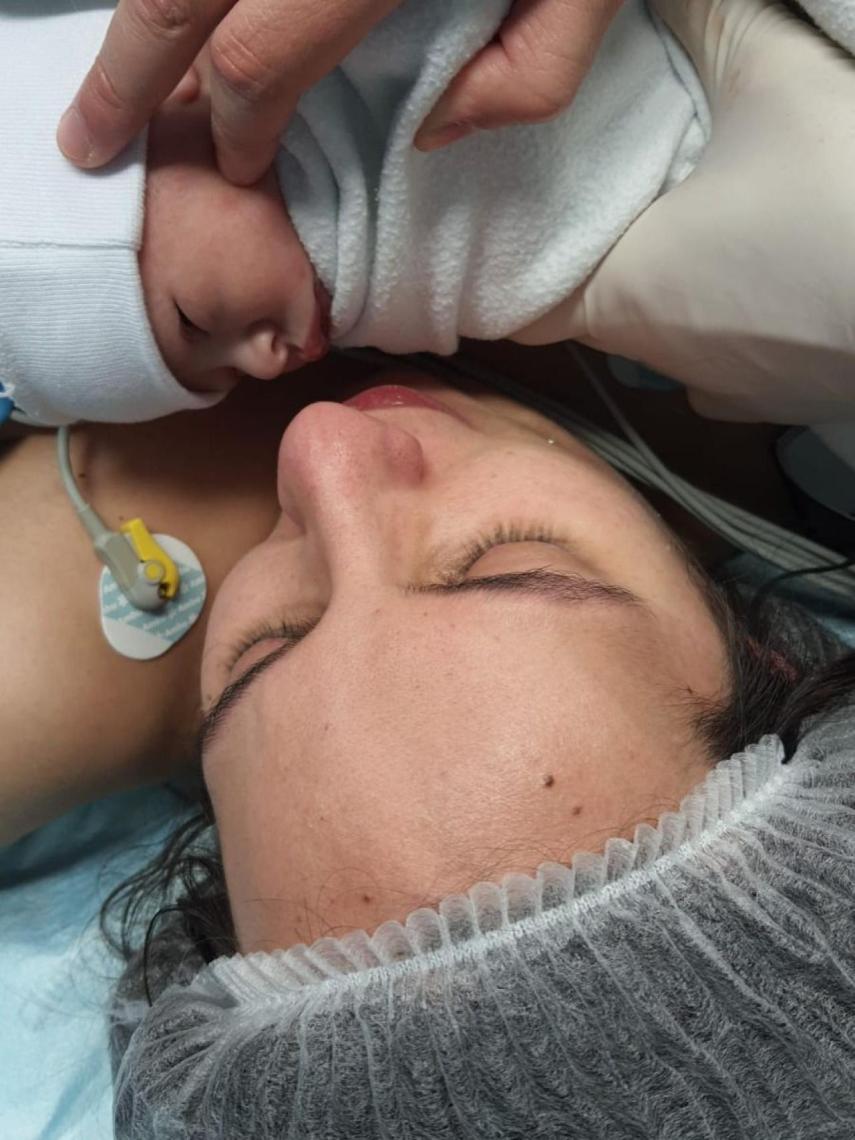 Leticia con su hijo Daniel recién nacido.