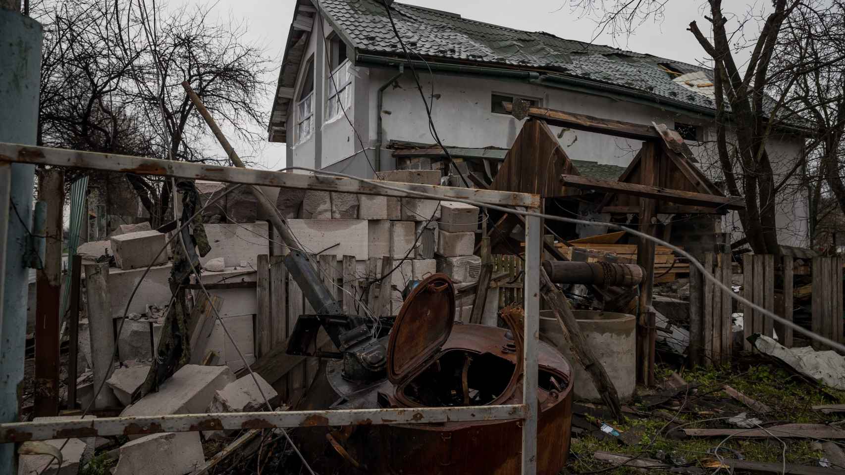 Destrozos en la ciudad de Bucha (Ucrania) tras los bombardeos rusos.