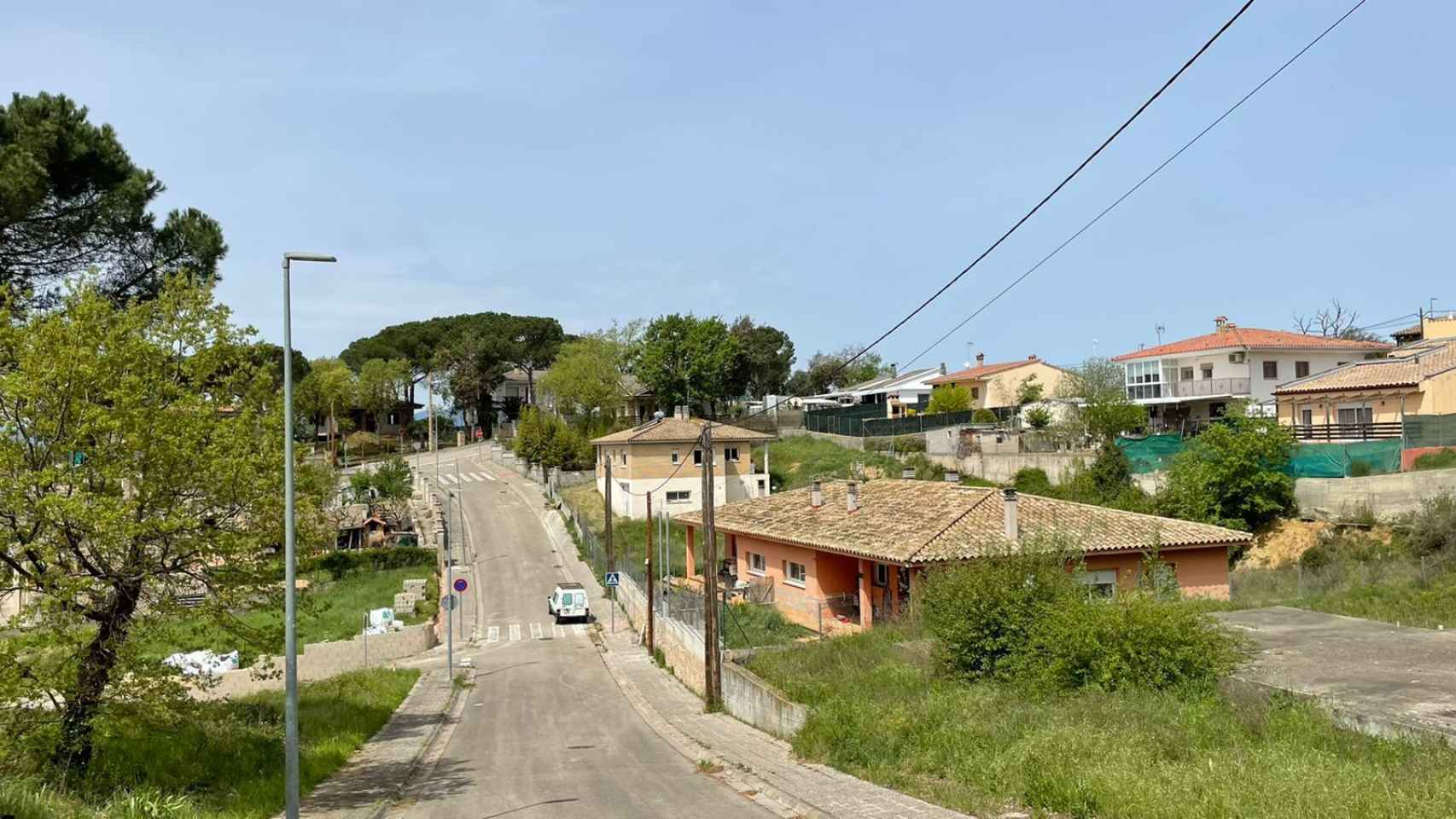 Una calle con varias casas ocupadas en la urbanización Aigües Bones de Caldes de Malavella.