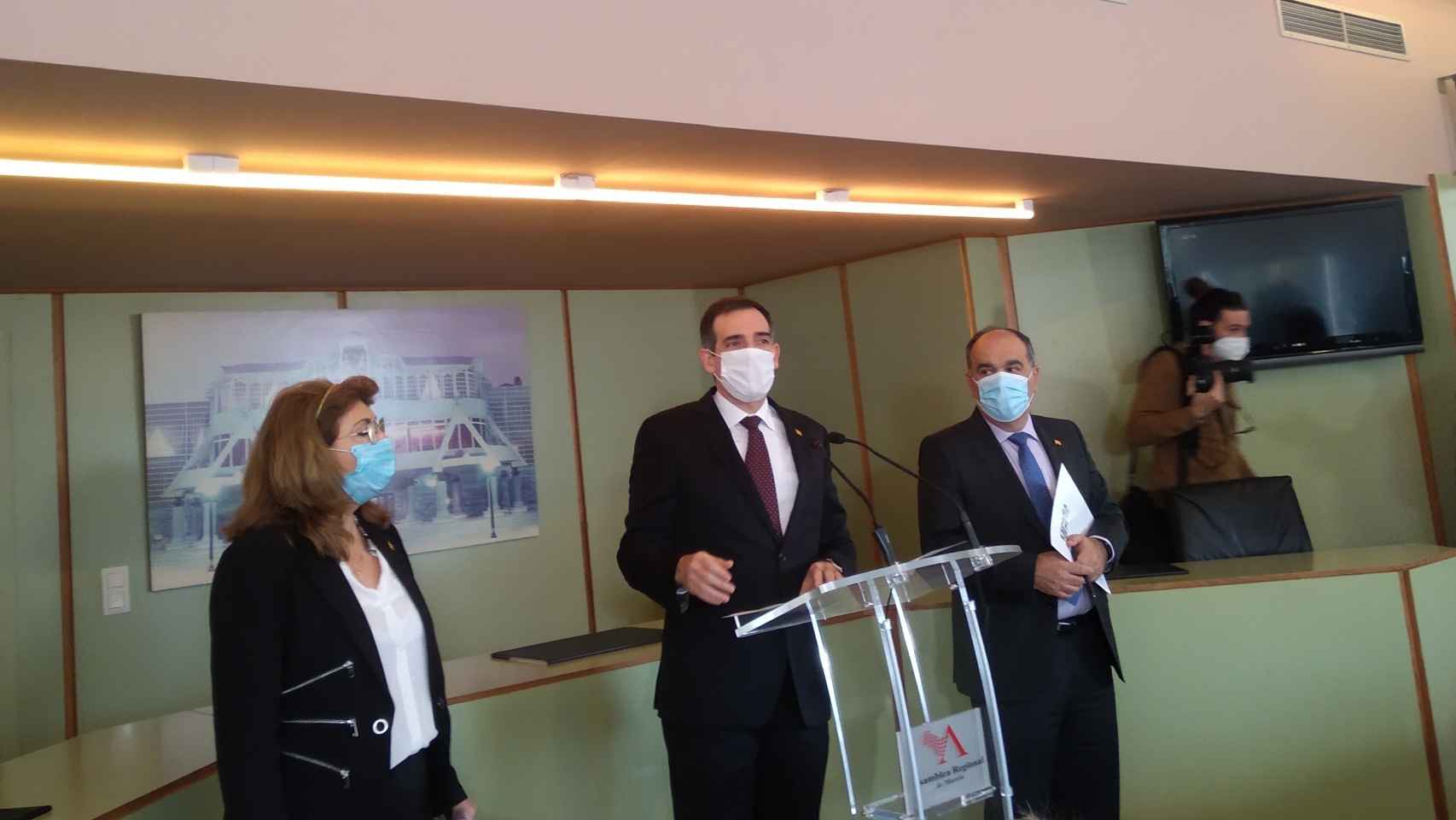 Mabel Campuzano, Juan José Liarte y Francisco Carrera, diputados de Vox, en marzo de 2021, en la Asamblea Regional, cuando se debatía la moción de censura al PP.