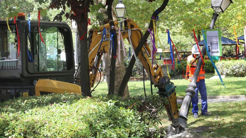 Obreros trabajando en un parque de Palencia