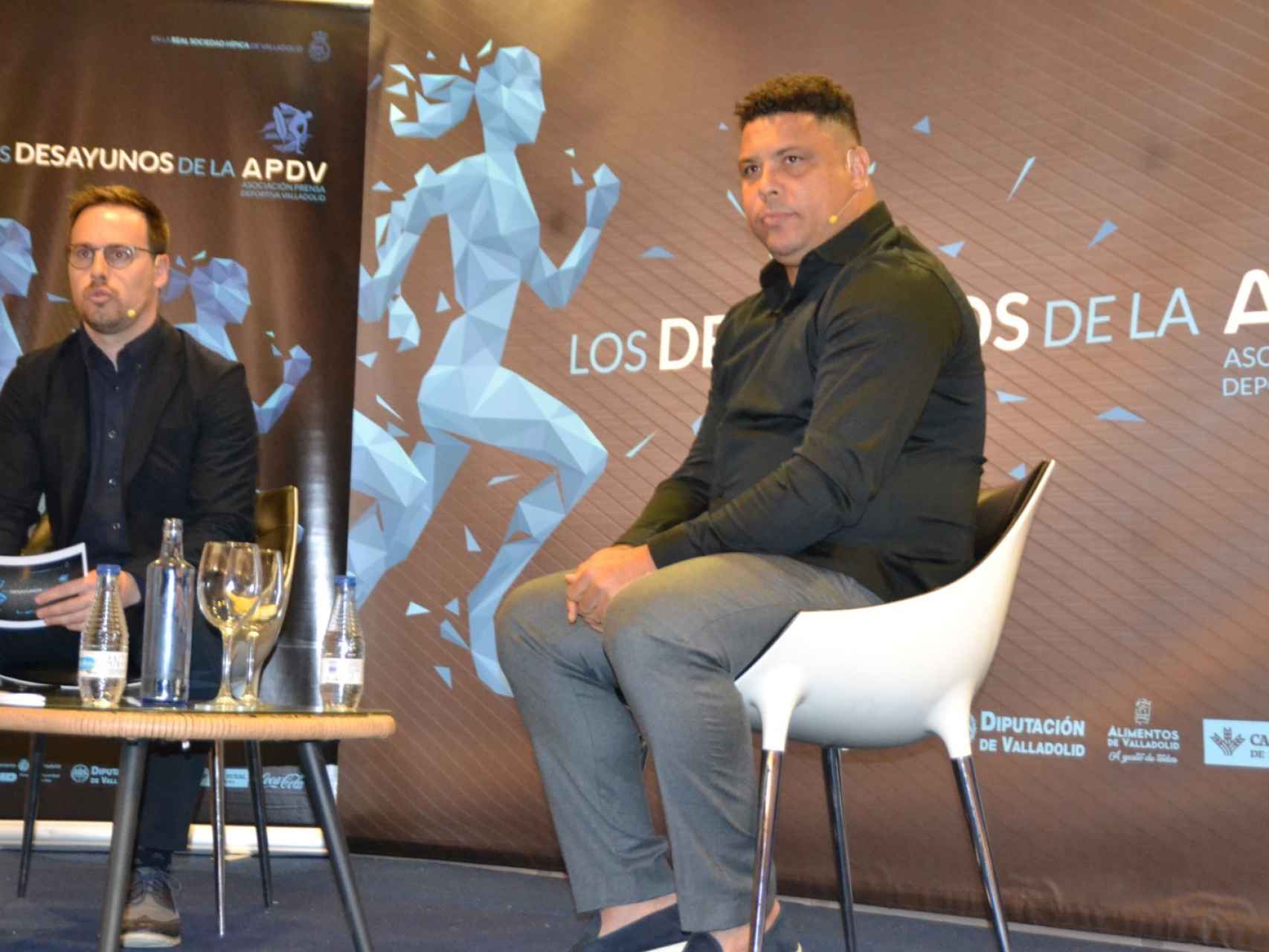 Ronaldo Nazario con Chus Rodríguez en los desayunos de la APDV.
