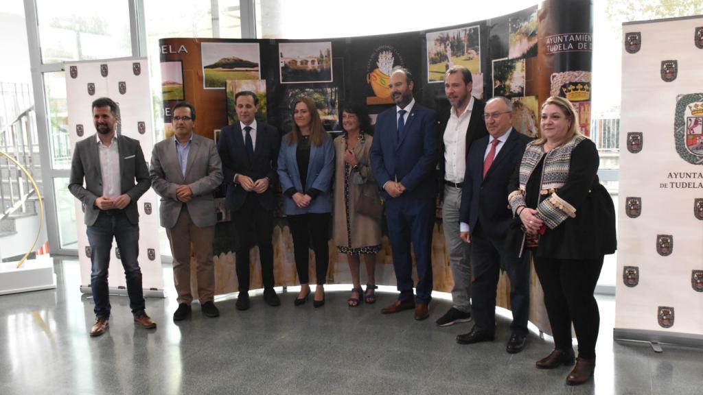 Las personalidades junto a la premiada