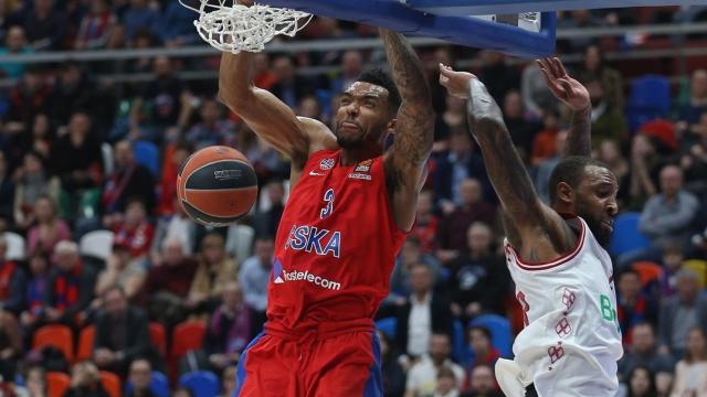 Joel Bolomboy realizando un mate durante un partido del CSKA