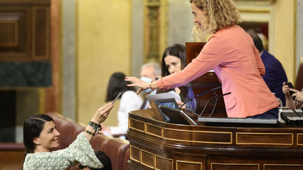 Macarena Olona y Meritxell Batet este jueves en el Congreso de los Diputados.