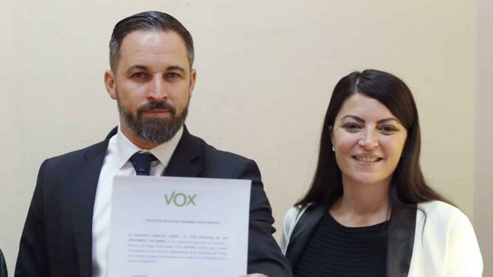 El presidente de Vox, Santiago Abascal, junto a Macarena Olona.