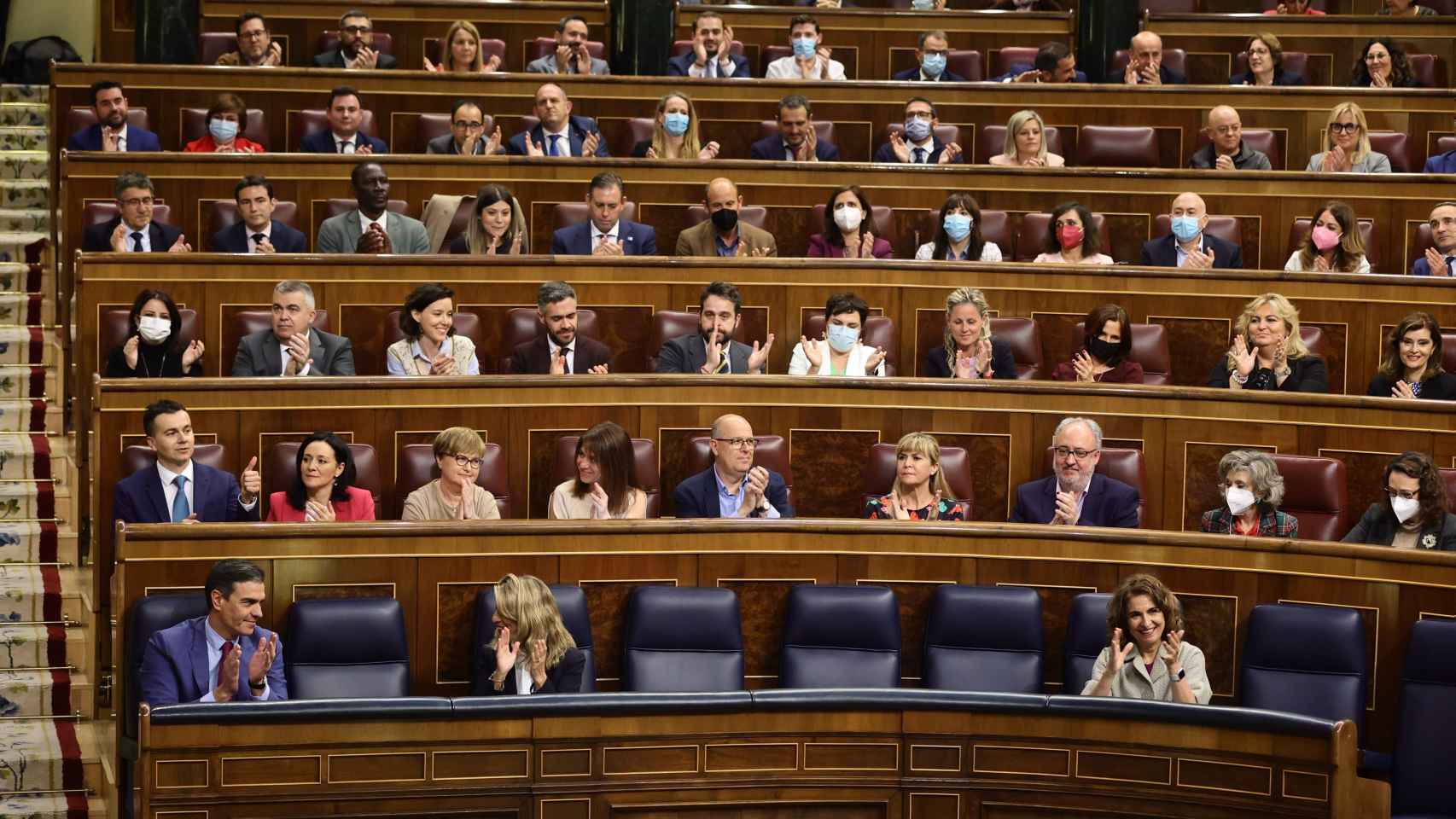 El presidente del Gobierno, Pedro Sánchez; la vicepresidenta segunda y ministra de Trabajo, Yolanda Díaz; y la ministra de Hacienda, María Jesús Montero, aplauden en una sesión plenaria, en el Congreso de los Diputados, a 28 de abril de 2022.