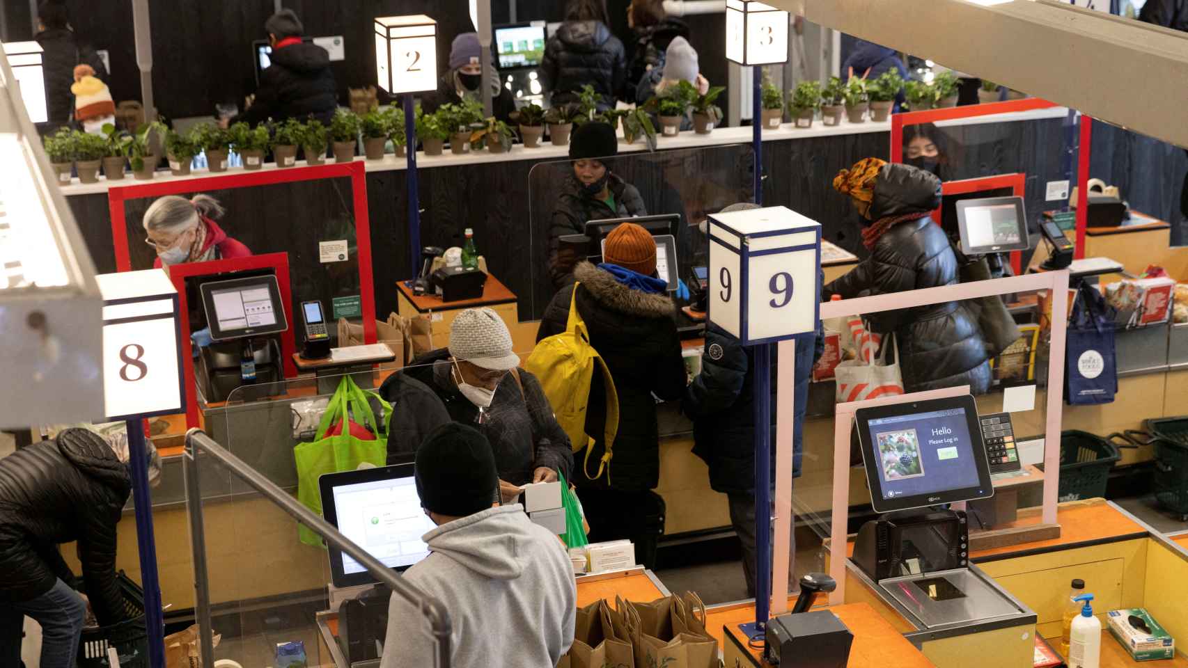 Gente pagando sus compras en un supermercado en Nueva York este jueves.