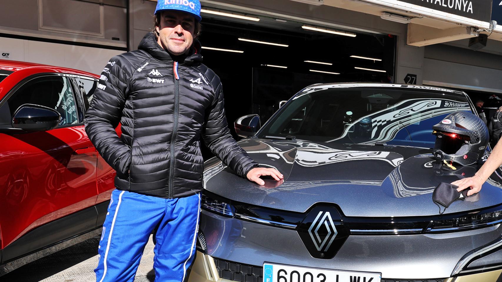 Fernando Alonso vuelve a conducir el Renault Mégane… pero ahora como coche eléctrico