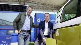 Bernard Looney (BP) y Herbert Diess (Volkswagen) lanzan el primer cargador rápido BP.