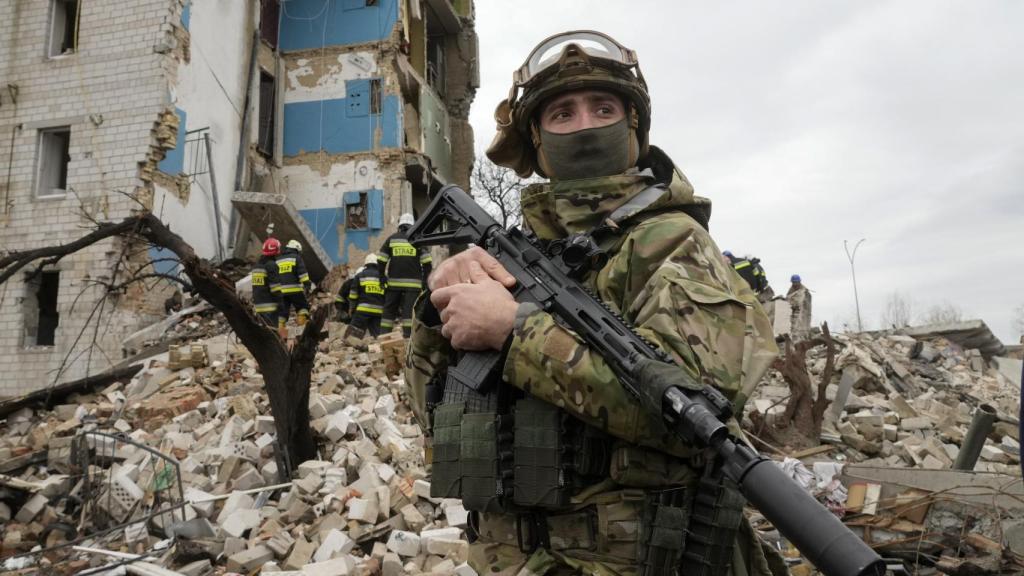 Un soldado ucraniano en la zona de Borodyanka.