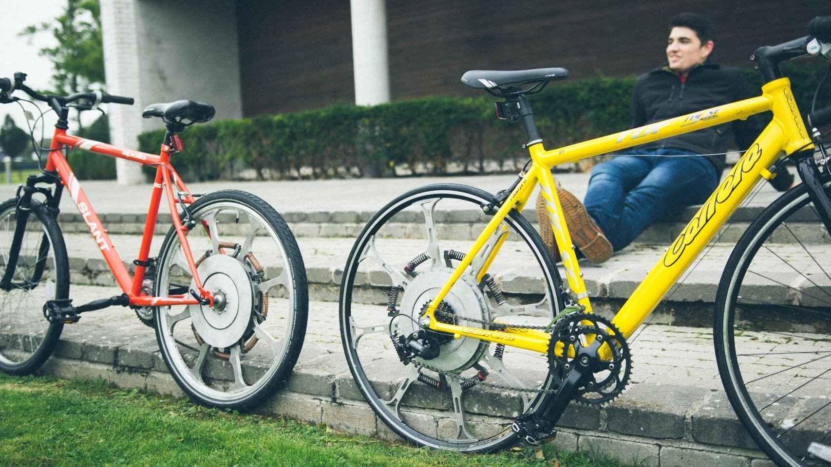 Dos bicicletas con ruedas SuperWheel