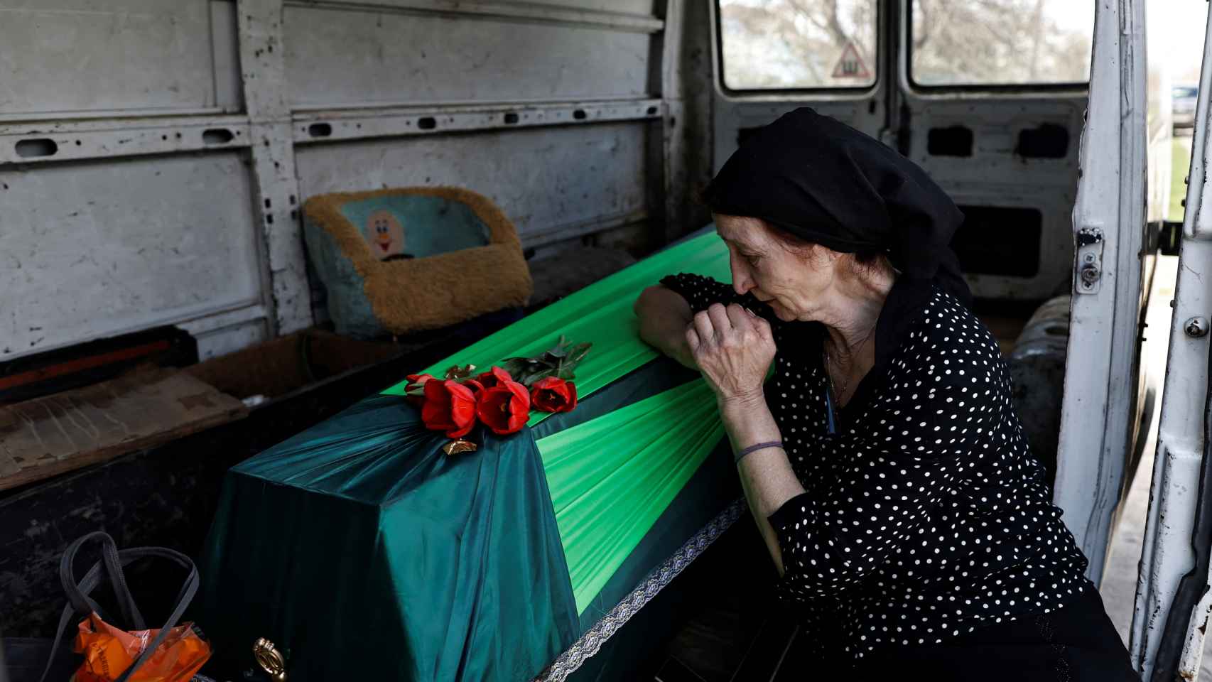 Vira Pylypenko, de 65 años, llora la muerte de su hijo Sergii Pylypenko, de 36.