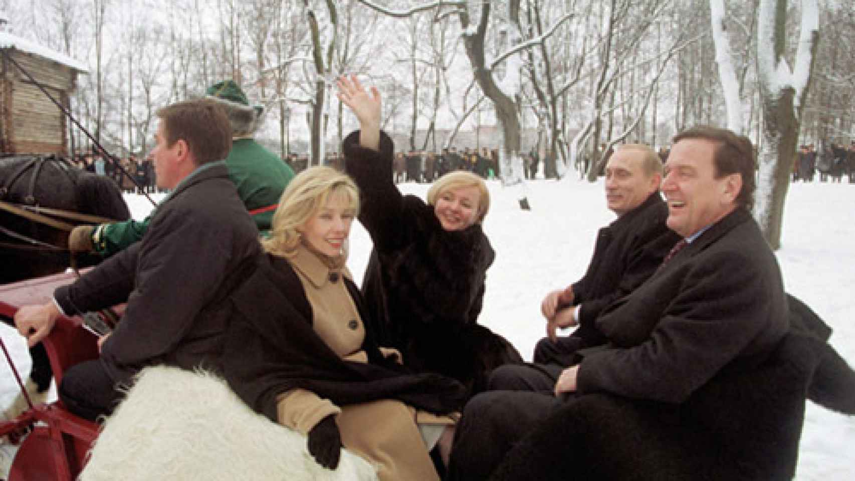 Gerhard Schröder y Vladímir Putin, con sus esposas, en un paseo en trineo por Moscú en 2001.