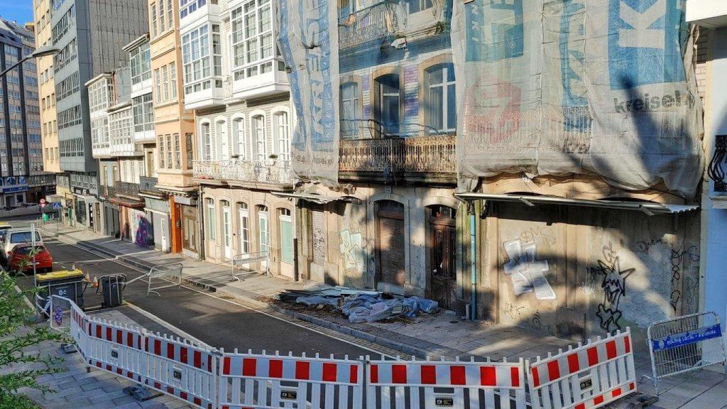La alcaldesa de A Coruña asegura que la calle Santa Lucía seguirá cerrada por seguridad