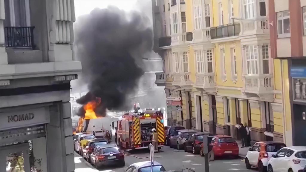 Incendio de la furgoneta en la zona de la Plaza de Vigo