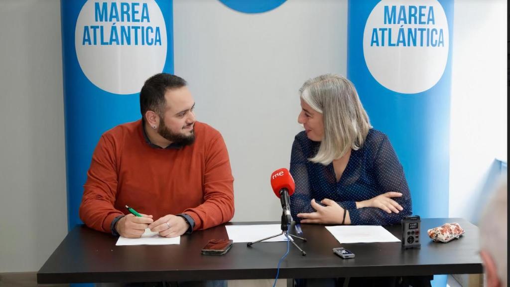 La portavoz municipal de la Marea Atlántica, María García, y el portavoz da Coordinadora de la organización, Rodri Gil,