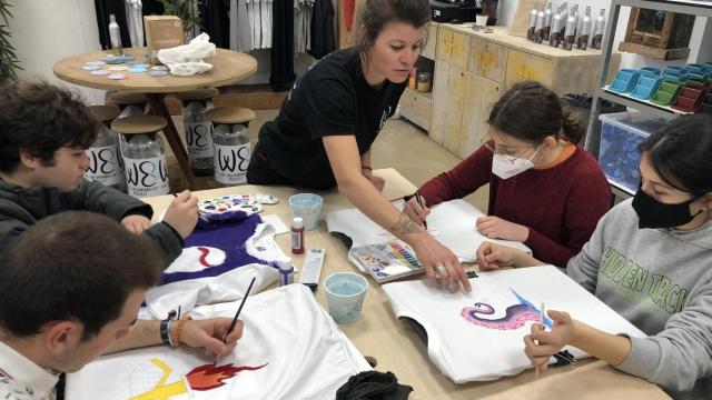 Alumnado del Santo Domingo de A Coruña pinta las camisetas de Vazva.